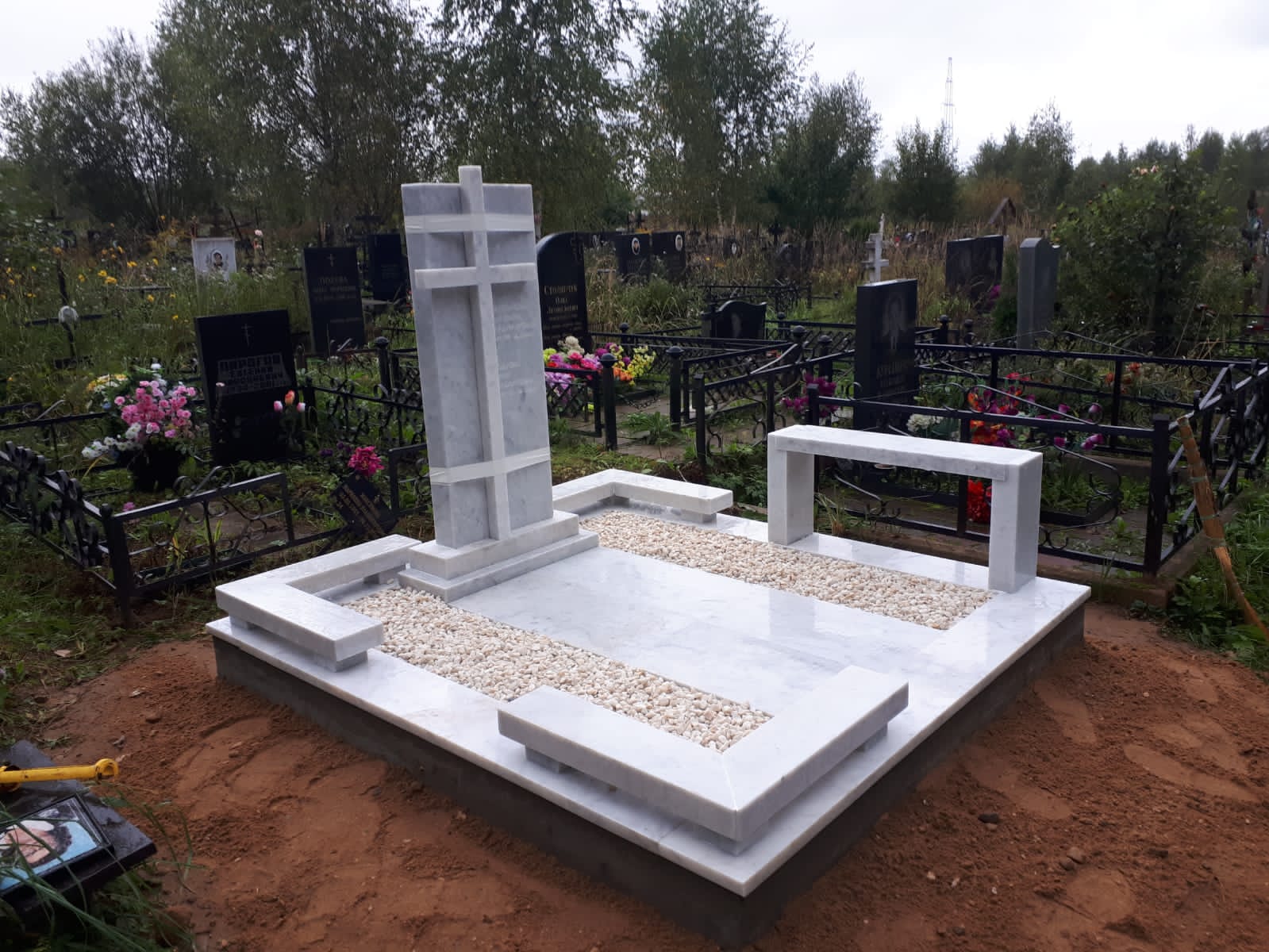 Гранитная ритуальная скамейка фото 51113