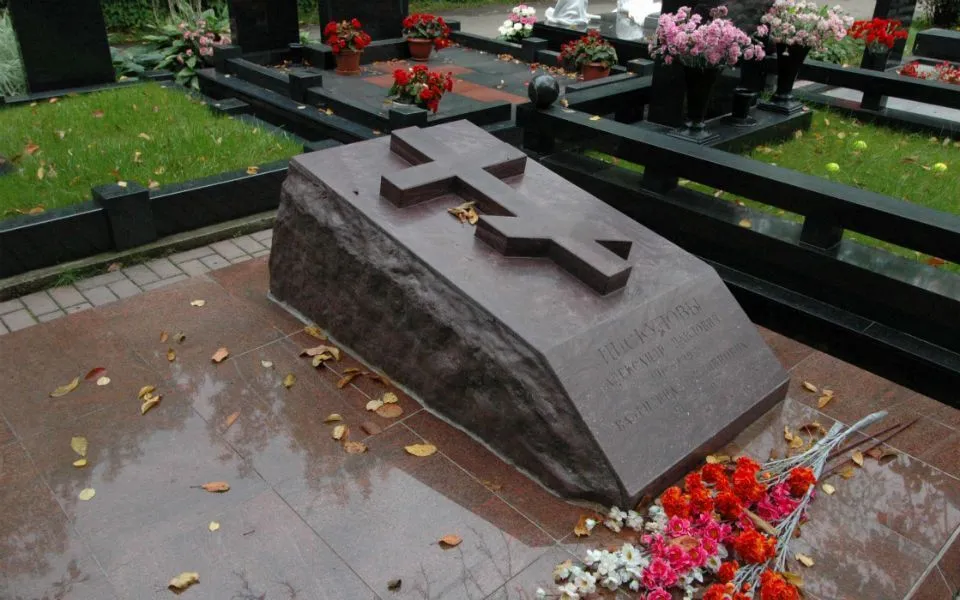 Декор на памятнике строгий или эксклюзивный