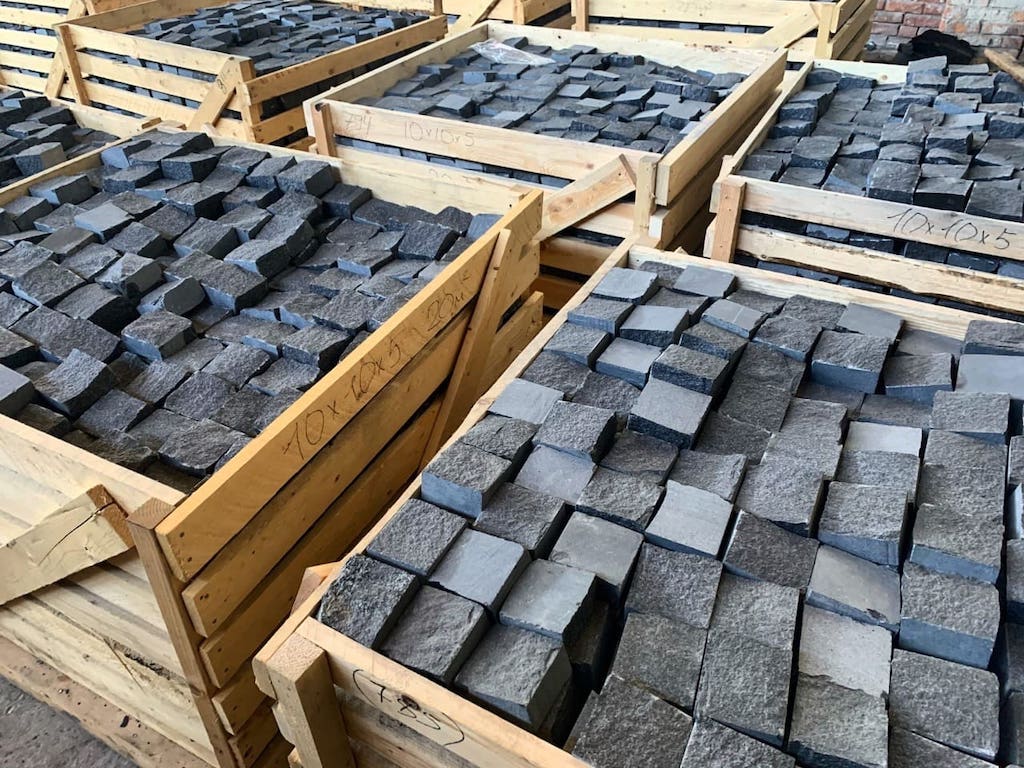 колотая брусчатка габбро на могилу