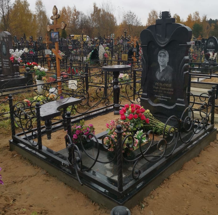 Лавочка из черного гранита ритуальная 51120