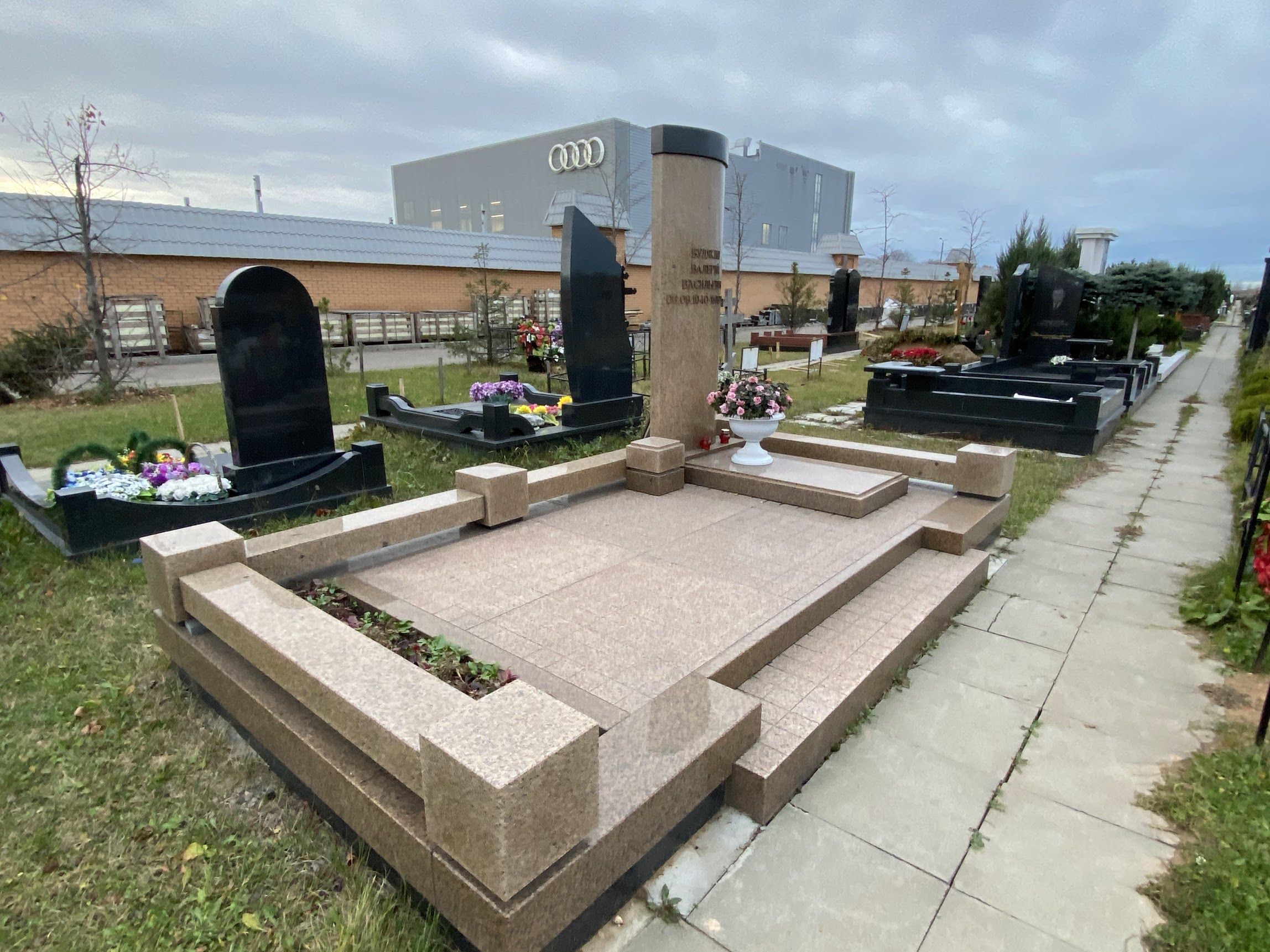 плитка габбро пиленая резная