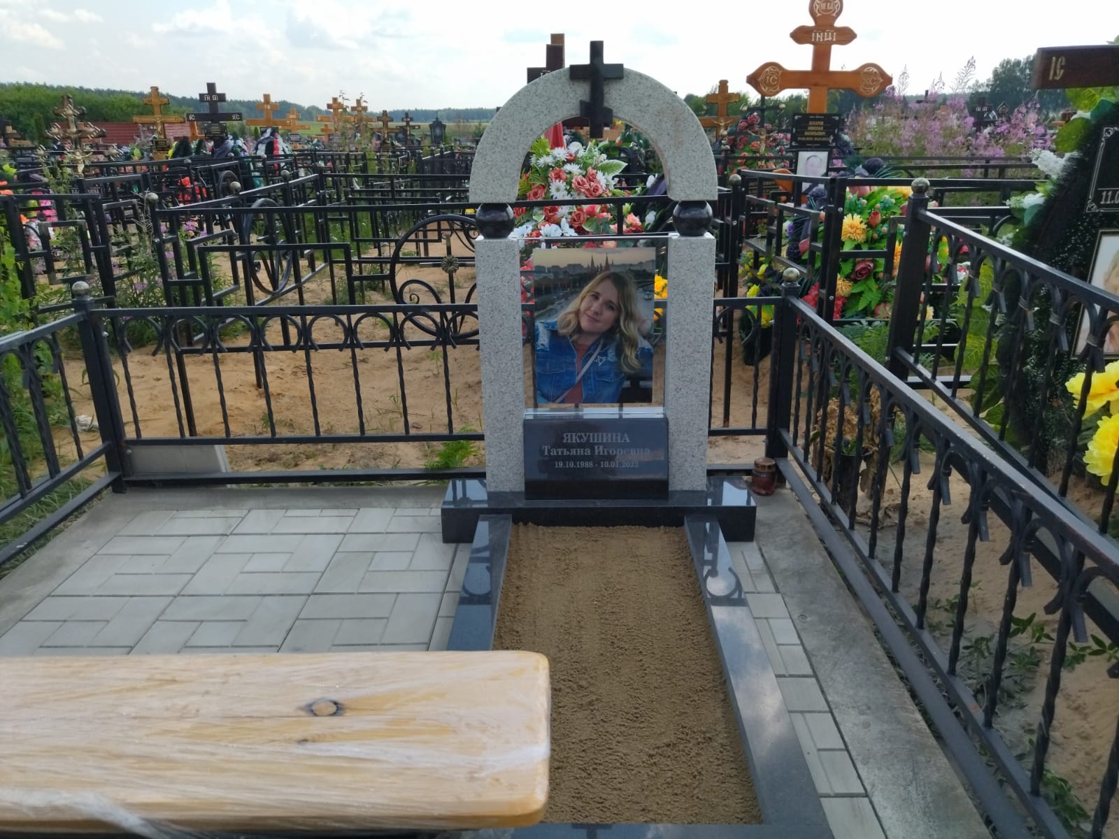 Тротуарная плитка для избавления от травы на кладбище 50005