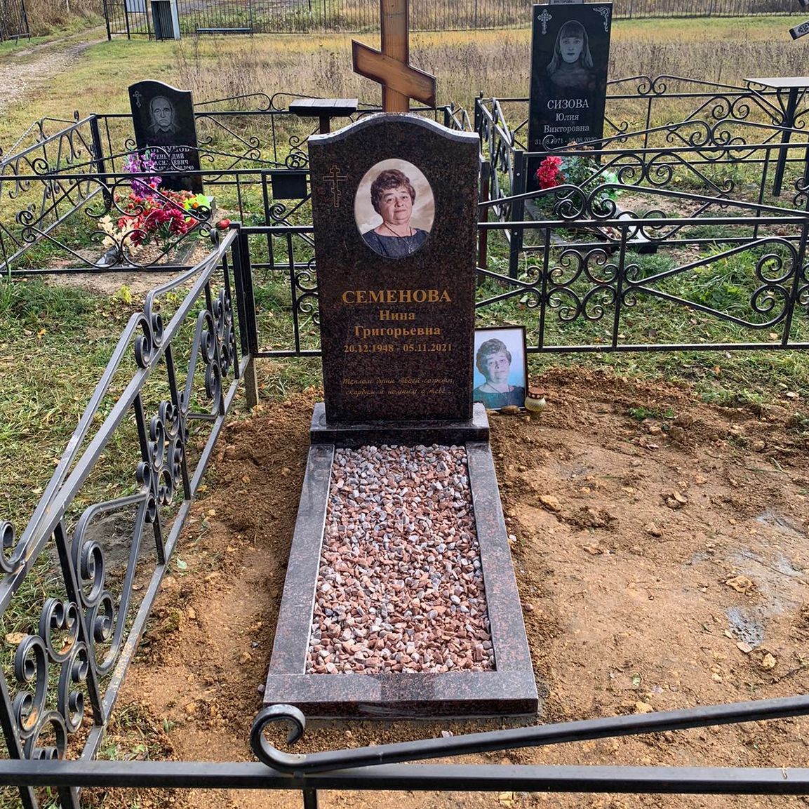 Декоративный щебень на могилу красный