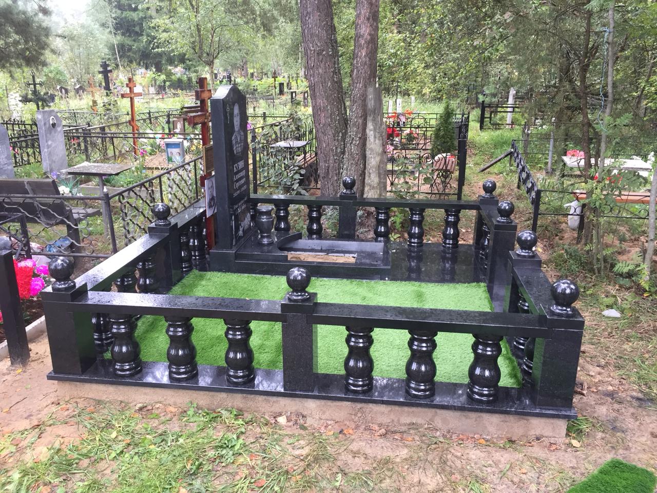 Цоколь на могилу с перилами 22152