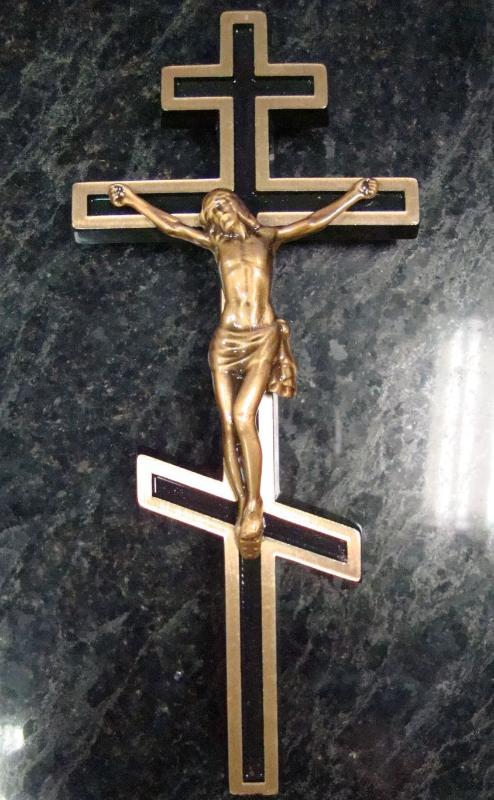 крест из бронзы на памятнике с распятием