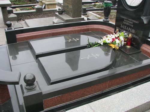 Каменный цоколь с шарами 22130