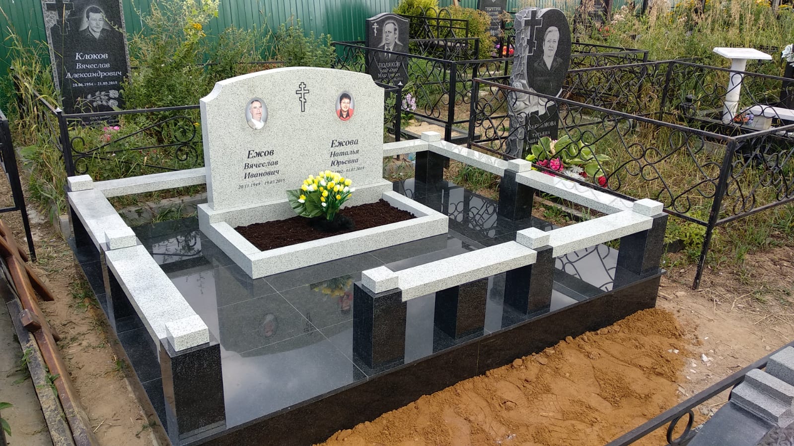 Бетонное основание на захоронение 22103