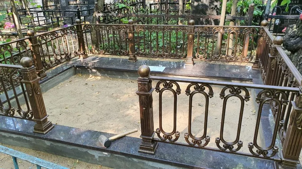 Крепеж ограды на могилу