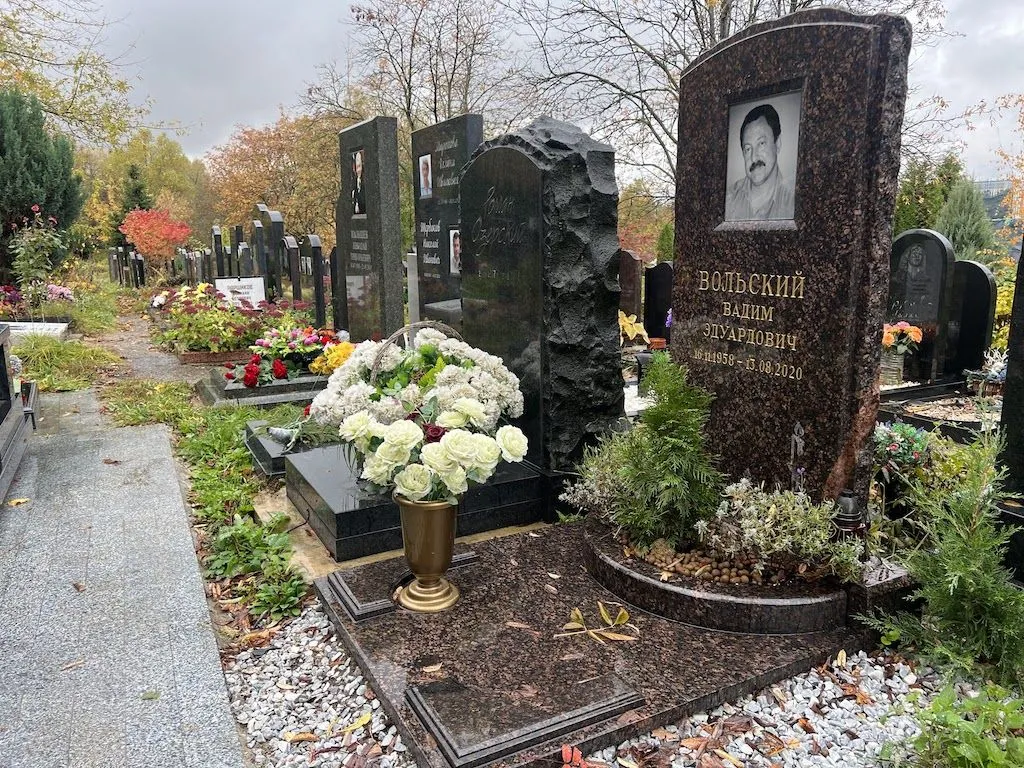 Памятник с цветником на могилу из Дымовского гранита