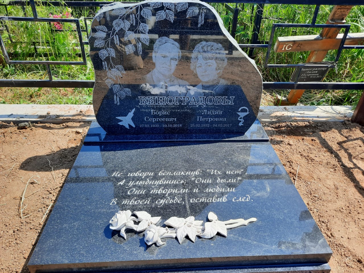 розы на памятник белые из акрила 82216