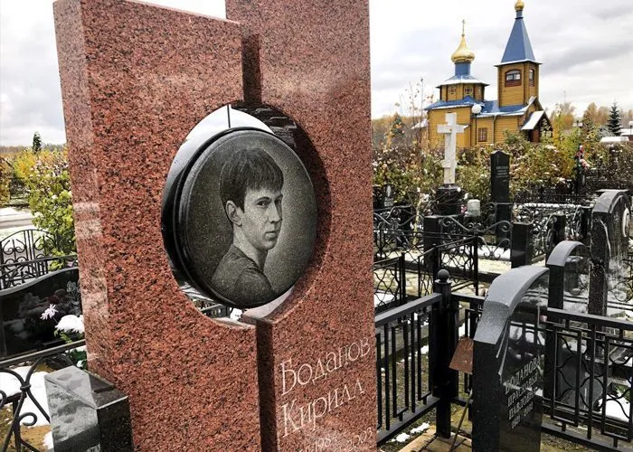 Комбинированный памятник из Лезниковского гранита и Габбро