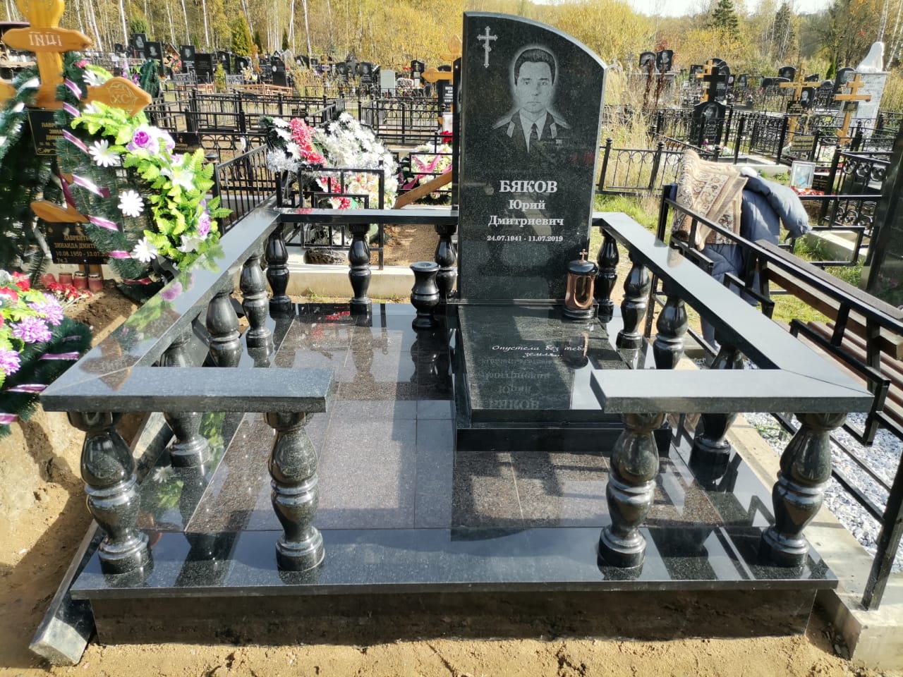 Цоколь на кладбище с балясинами и перилами 22151