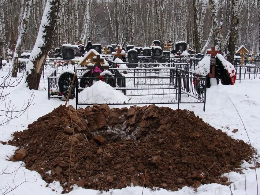 Сложности зимних похорон