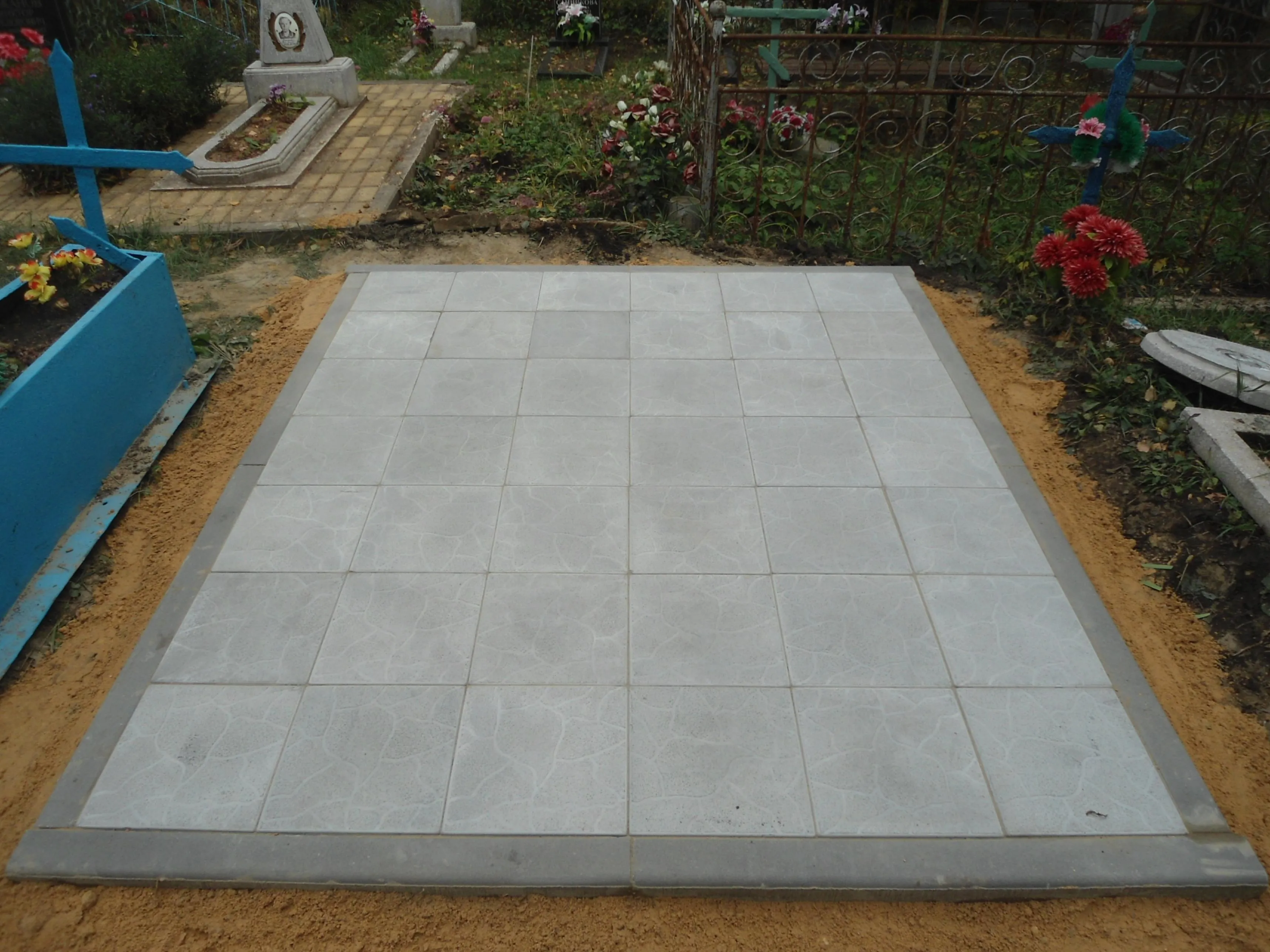 Как уложить плитку на кладбище