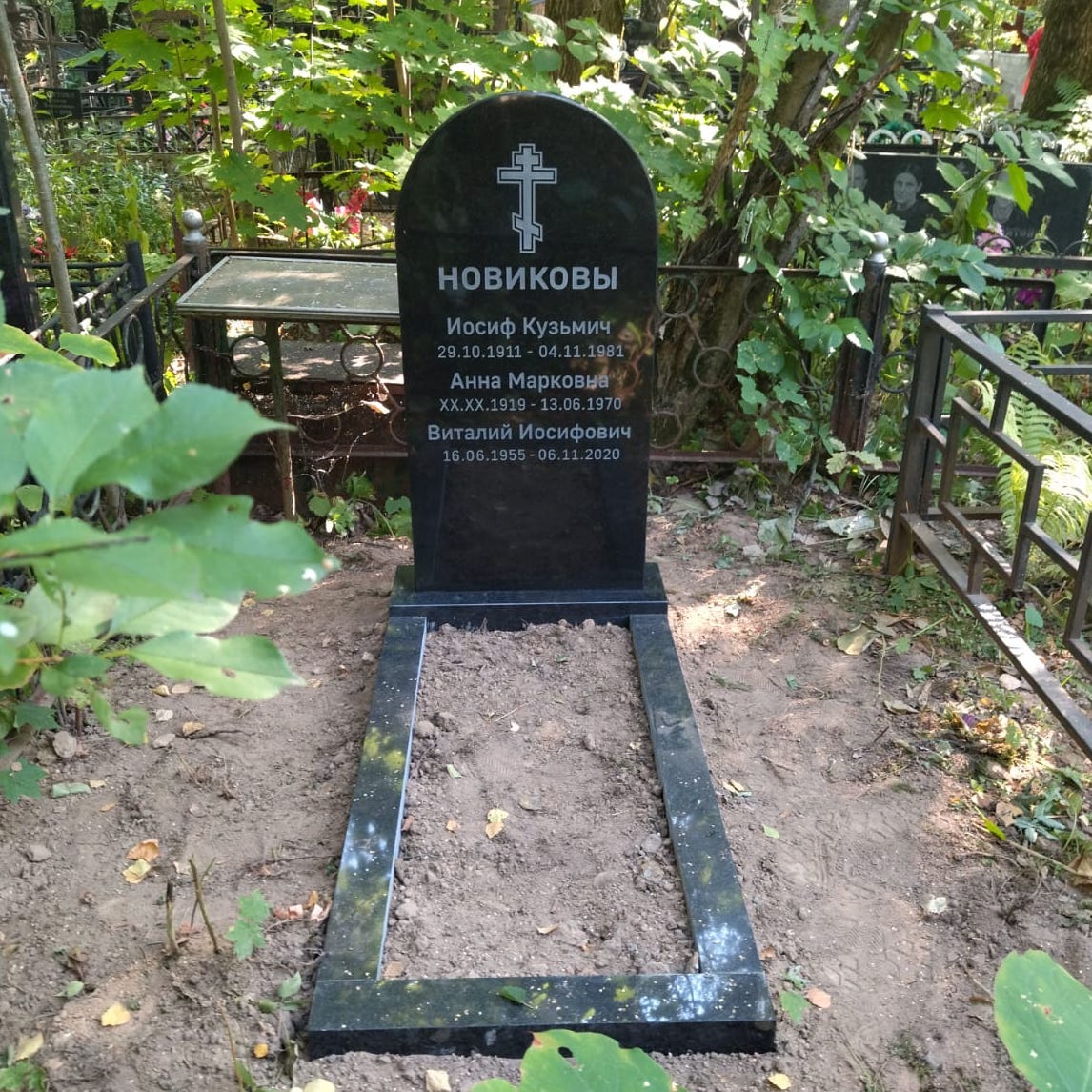 Гравировка креста на памятнике 93003