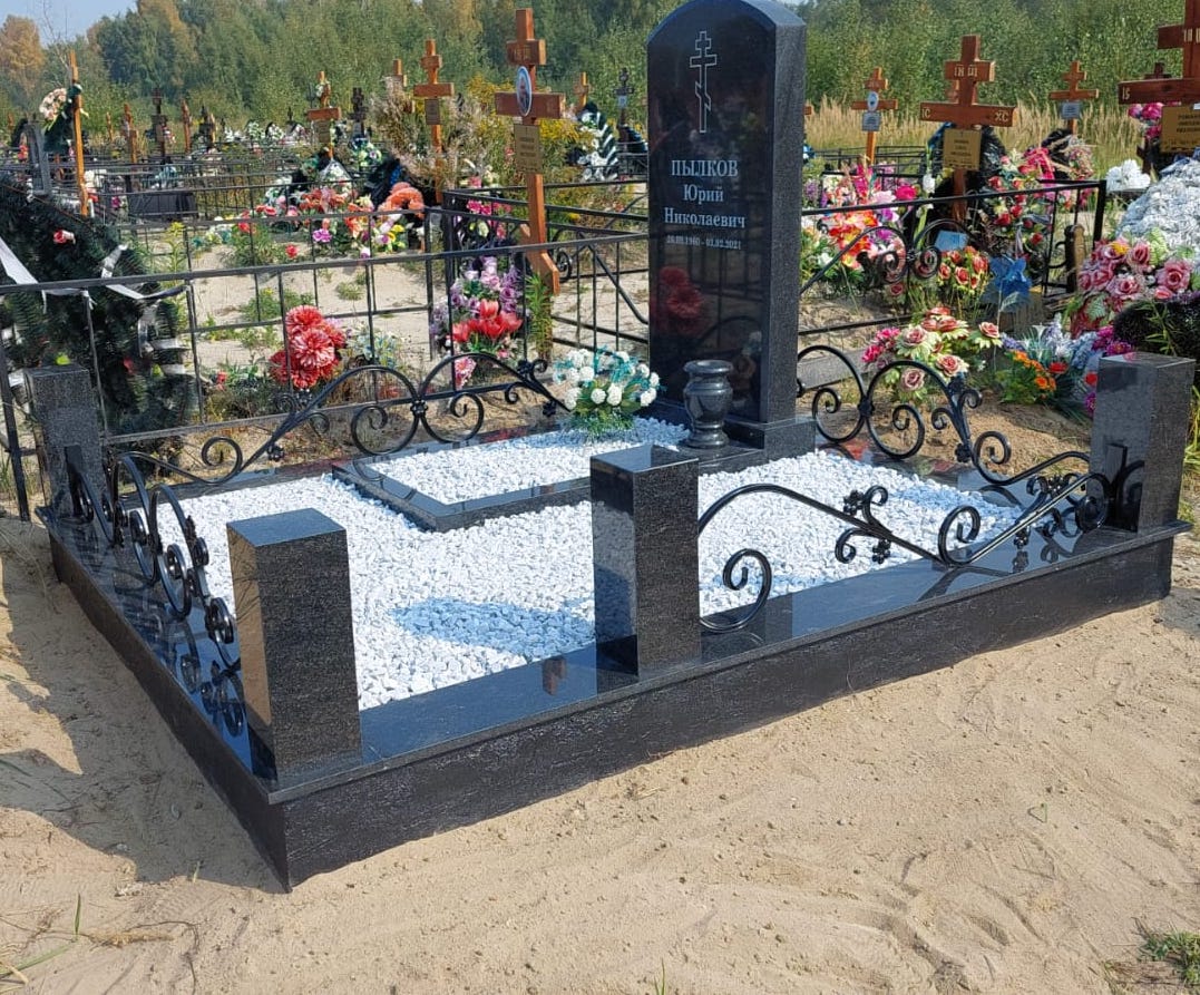 Цоколь на могилу с оградой 22333