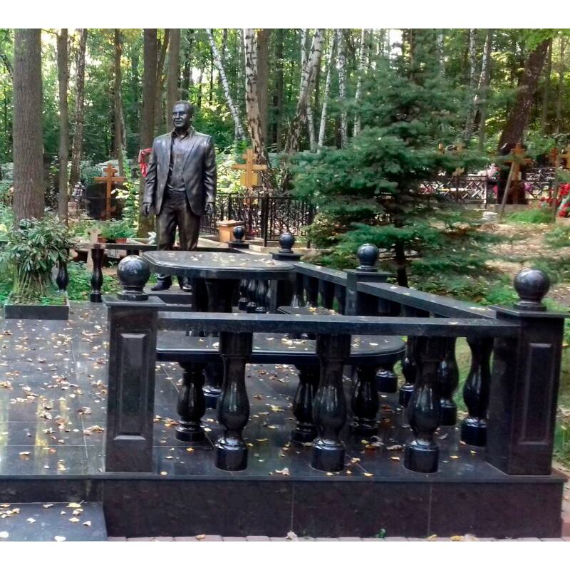 Цоколь на могилу с перилами 22152