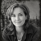 Пейзажи или иной фон, обрамляющий портрет усопшего.