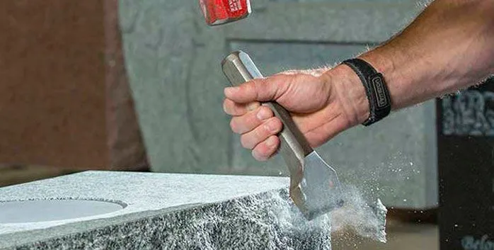 Скарпель на памятнике для надписей