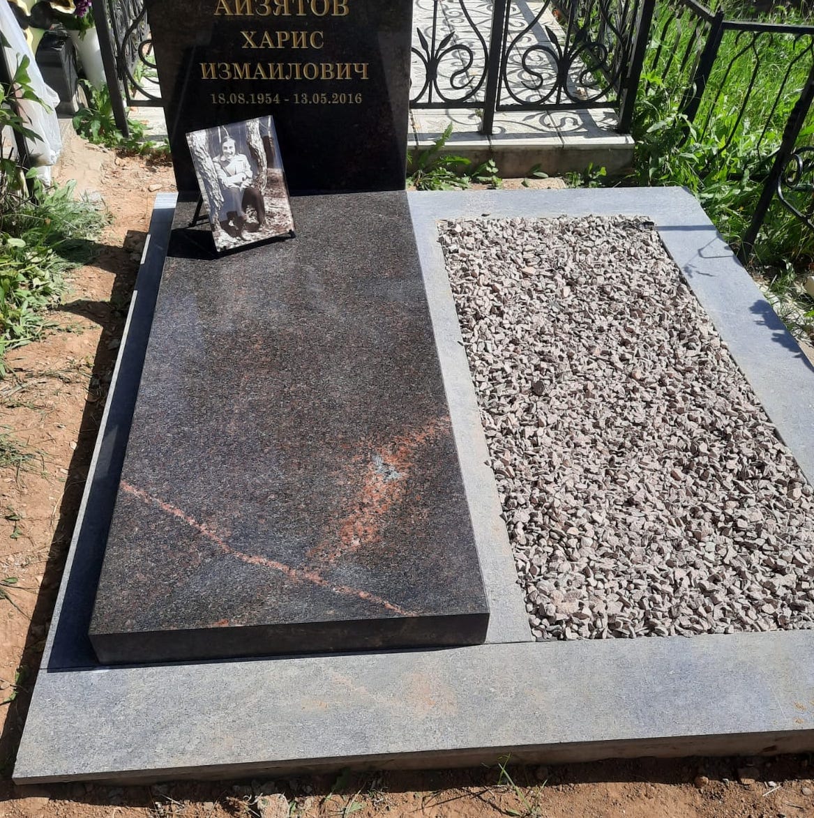 Декоративный щебень на могилу красный