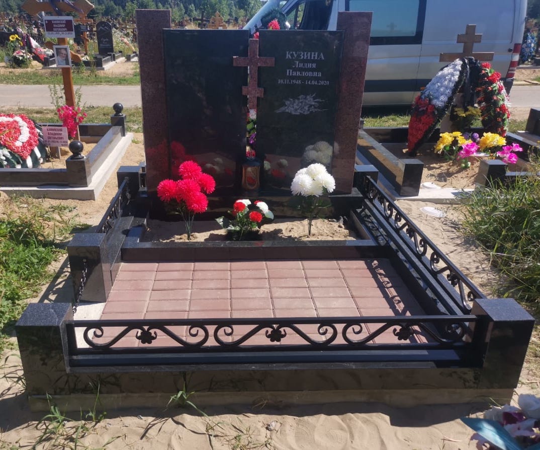 Цоколь на могилу с оградой 22106