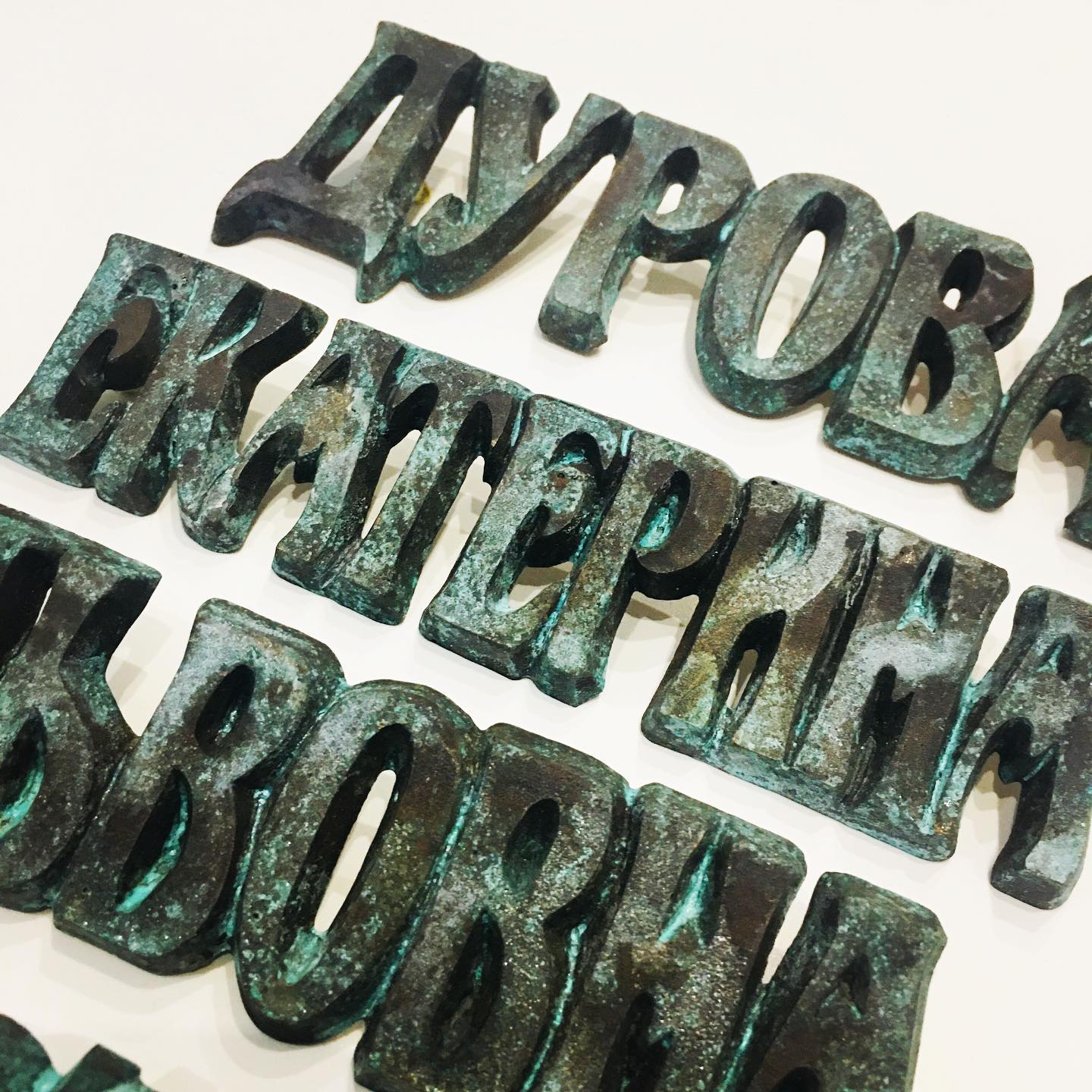 Накладные буквы из литьевой бронзы 81920