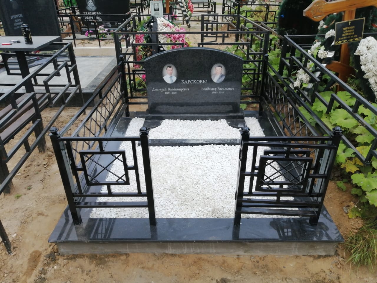 Кованая ограда на кладбище 34007