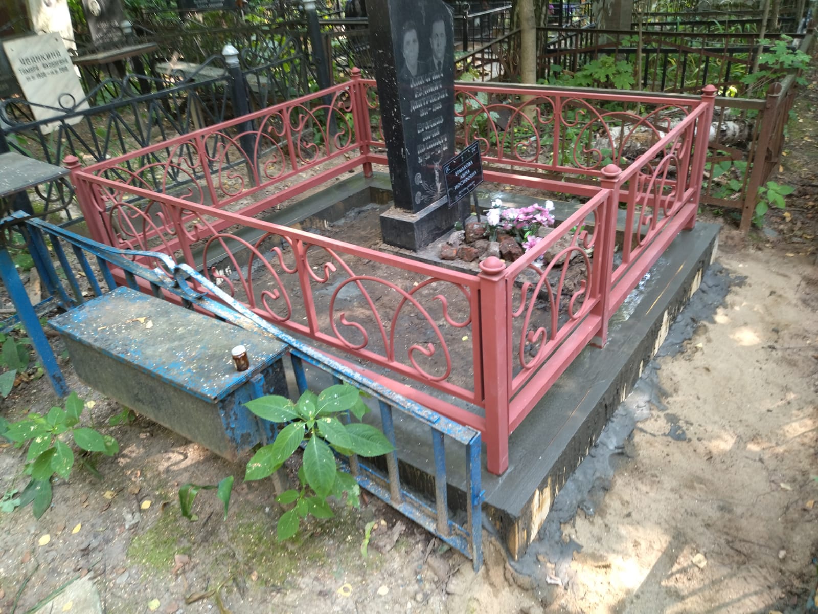 Кованая ограда на кладбище 34006