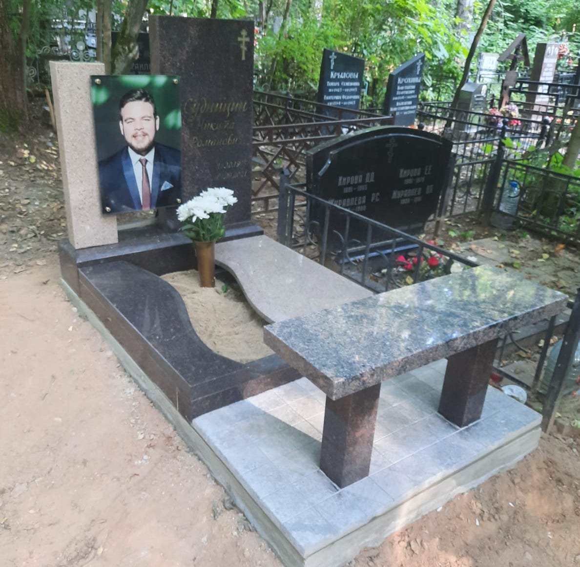 плитка габбро пиленая резная