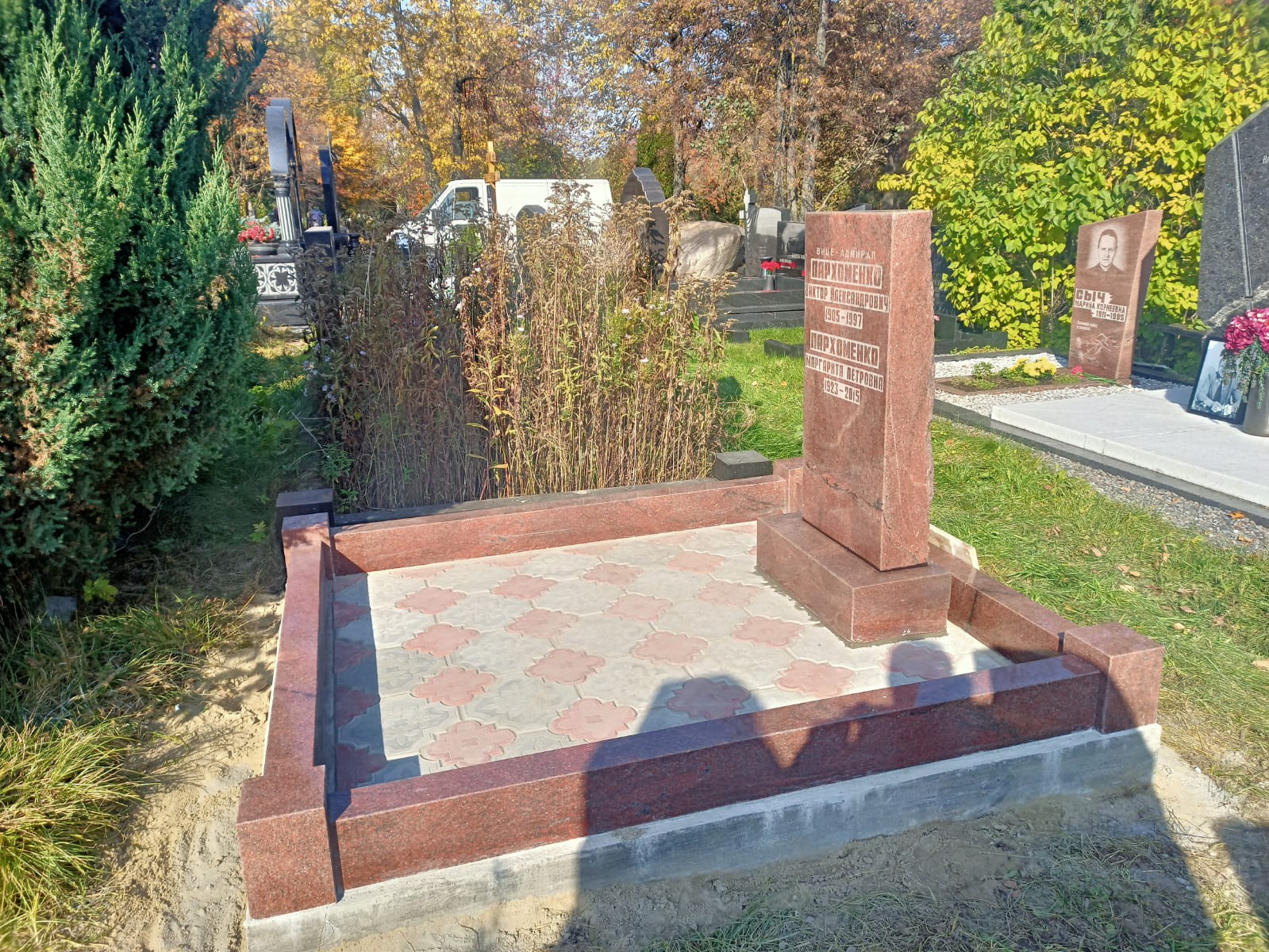 облицовка участка на кладбище тротуарной плиткой 60106