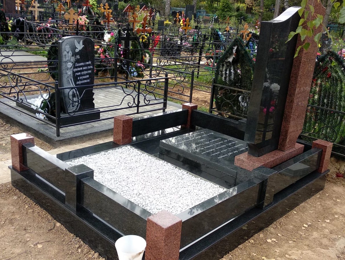 Цоколь с полосами гранитный на могилу 22109