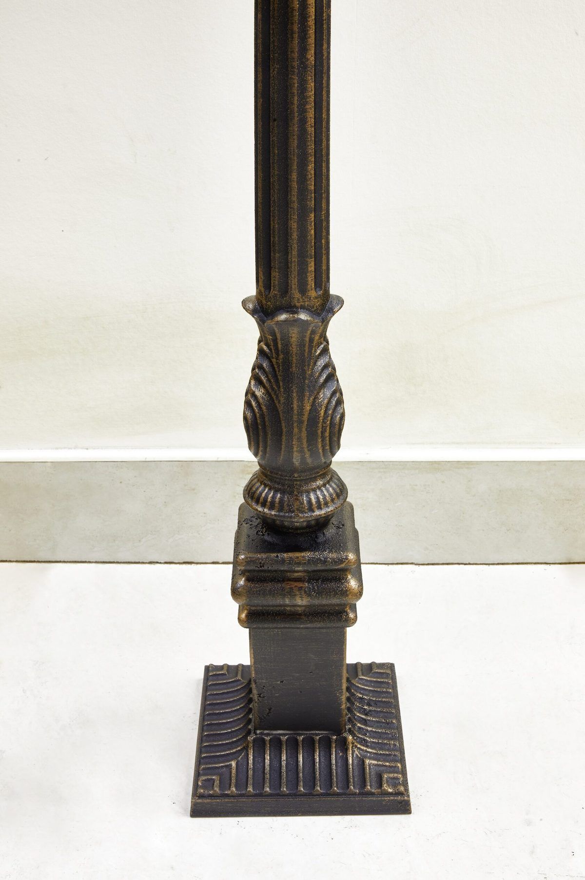 Столик круглый чугунный на кладбище 82964