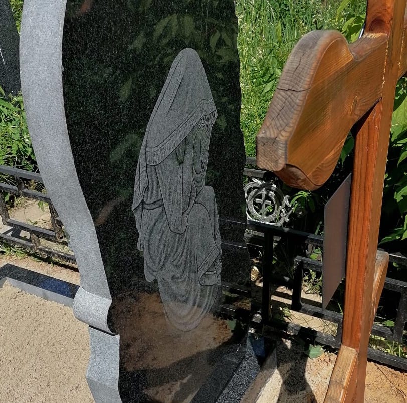 Скорбящая Дева Мария на памятник