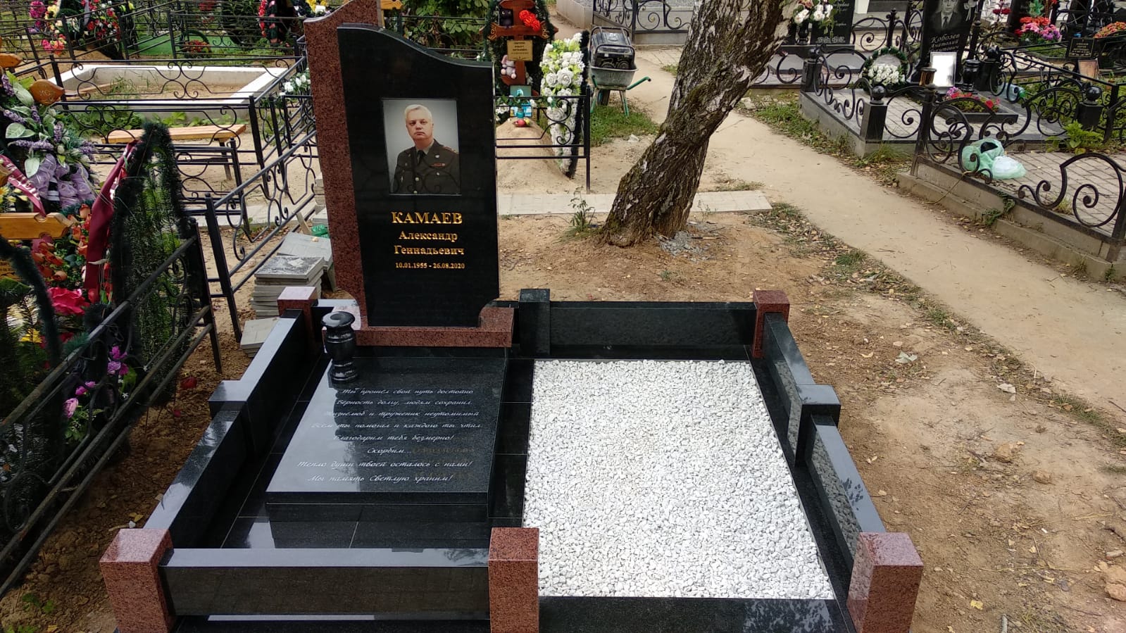 Цоколь с полосами гранитный на могилу 22109