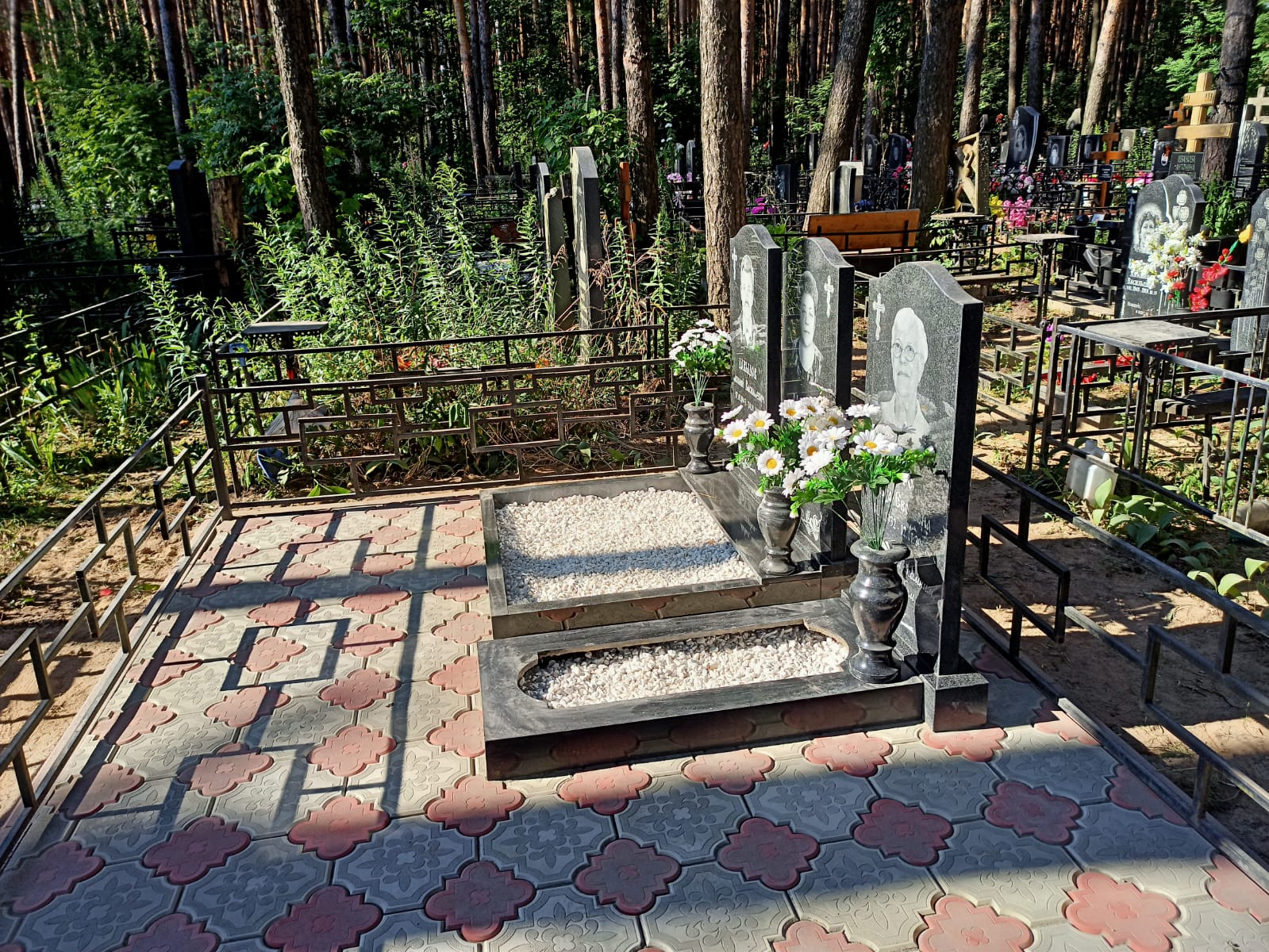 облицовка участка на кладбище тротуарной плиткой 60106