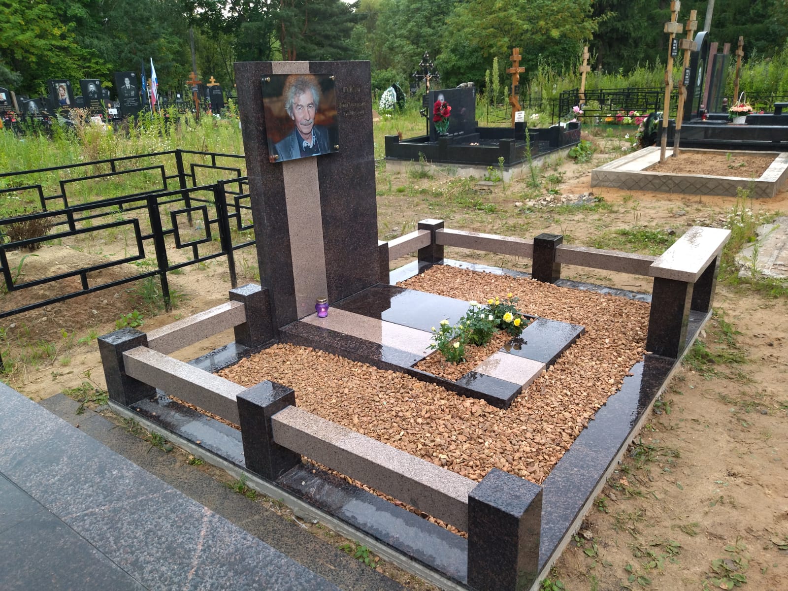 Цоколь с полосами гранитный на могилу 22109