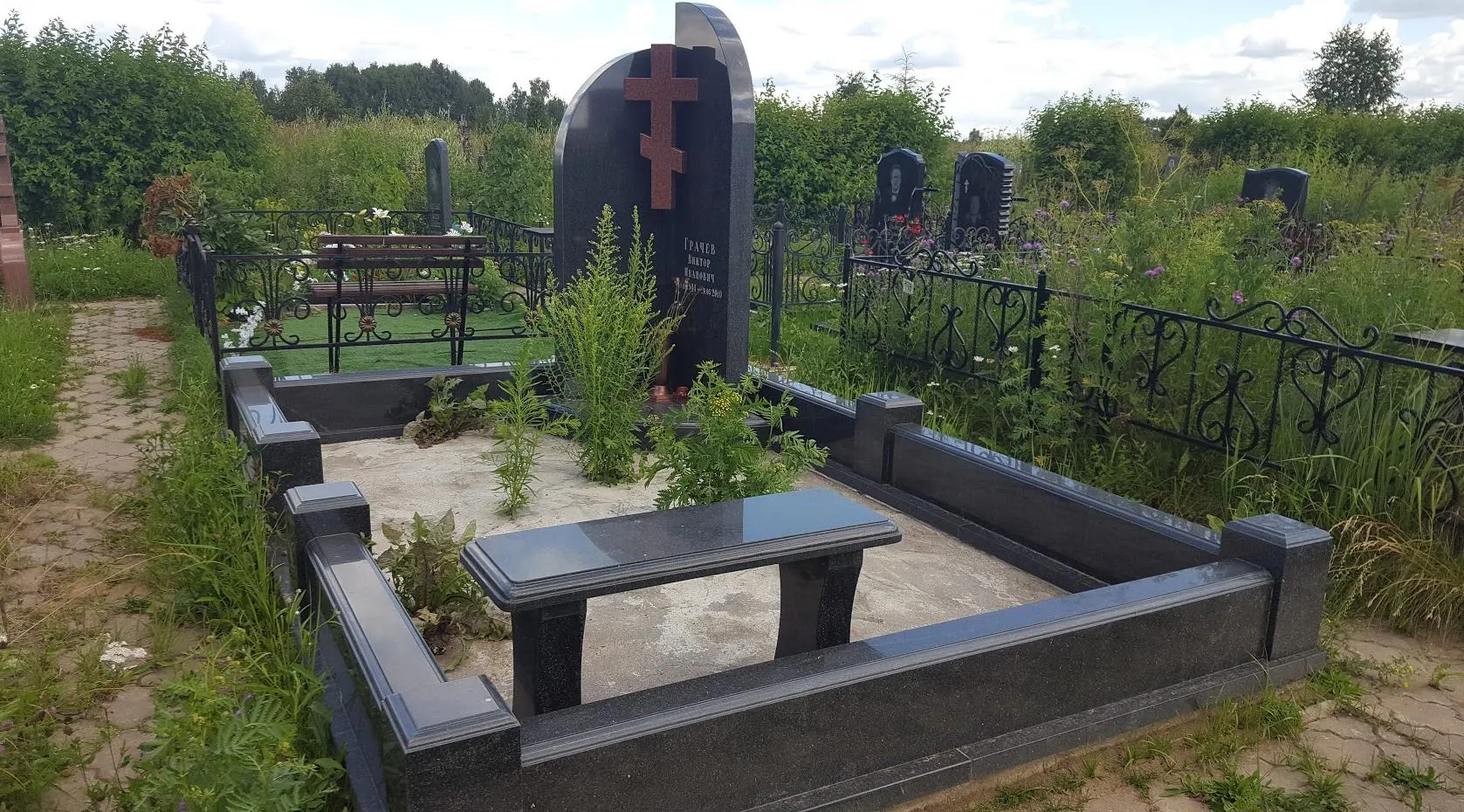 Каменная ограда из гранита Габбро