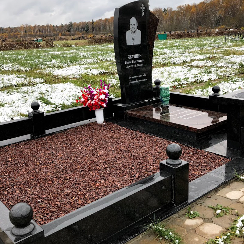 Цоколь на могилу с шарами 22111