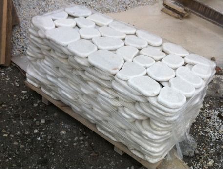 белая брусчатка для благоустройства захоронения