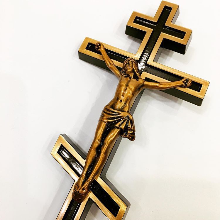 крест из бронзы на памятнике с распятием