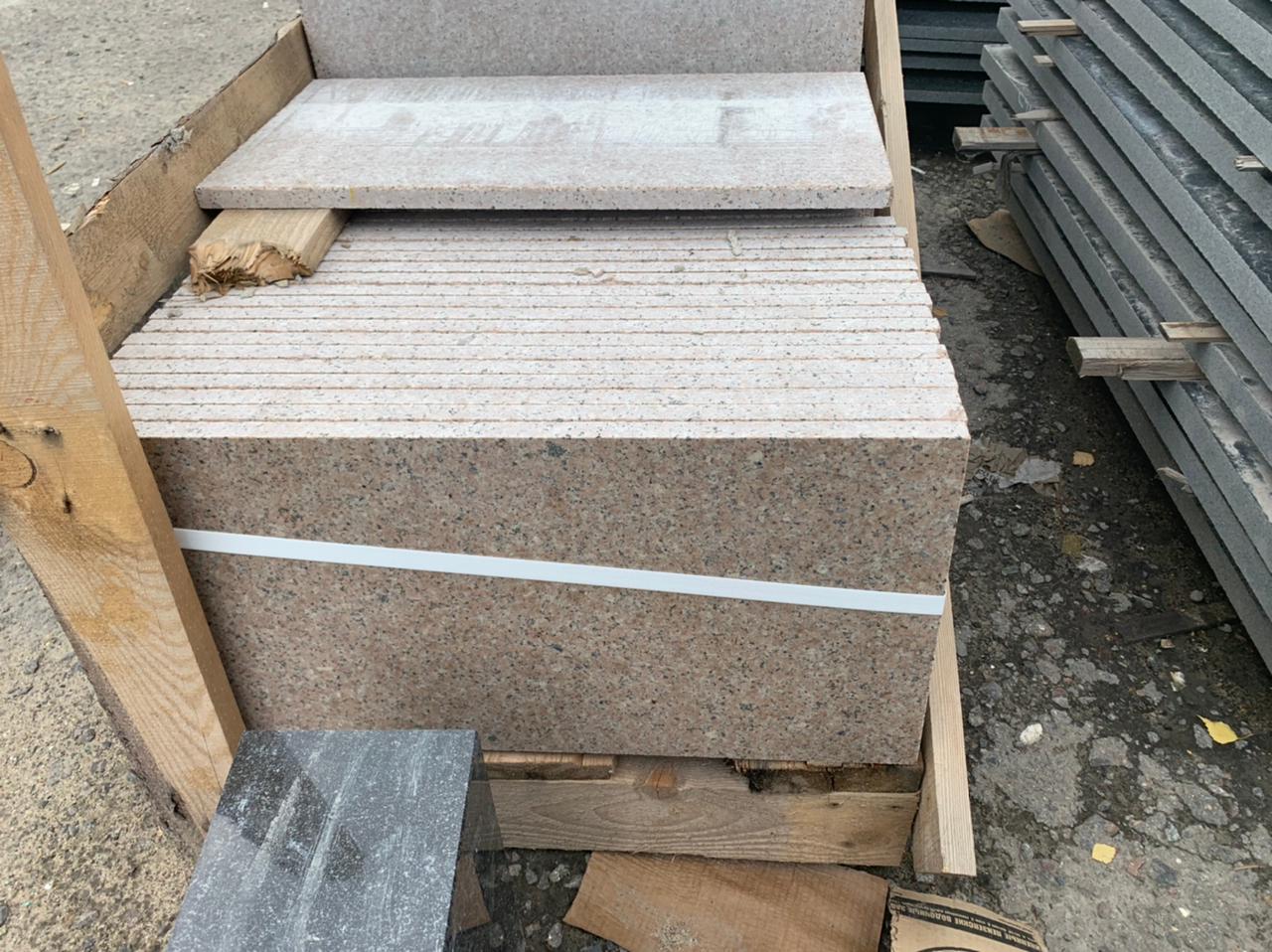 гранитная плитка на могилу красная