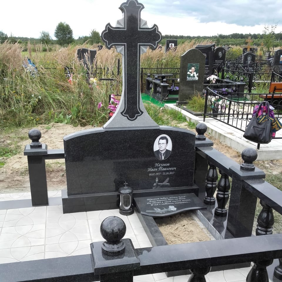 Крест из гранита трилистный с драпировкой 17918