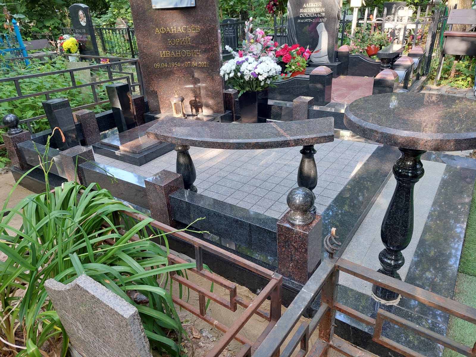 Лавочка из черного гранита ритуальная 51120