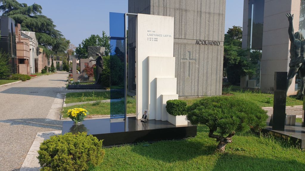 Стекло, стела из мрамора и плита из габбро