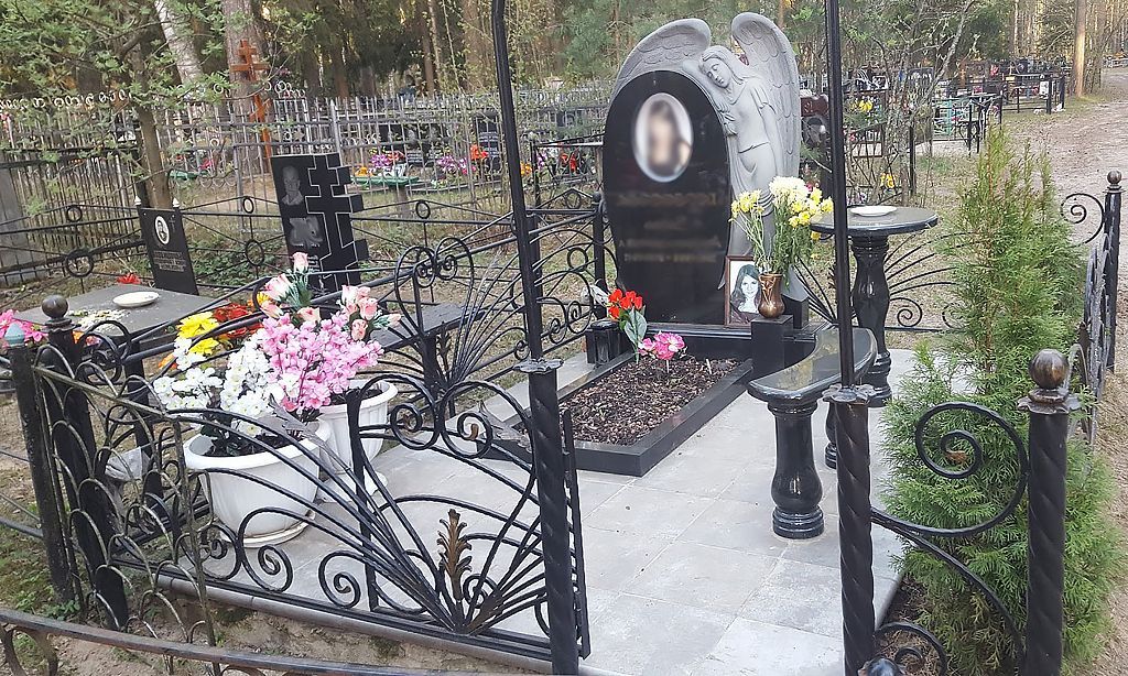 Памятник с ангелом из гранита