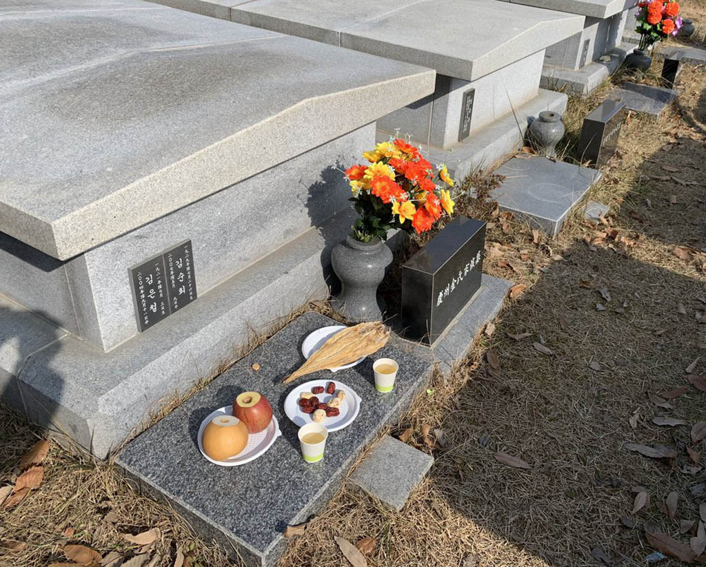 Закрытый цветник для могилы корейца