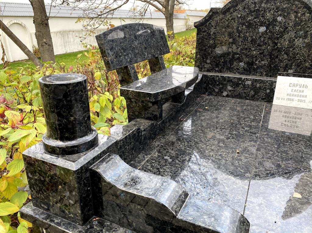 Ваза из Лабрадорита с синими вкраплениями