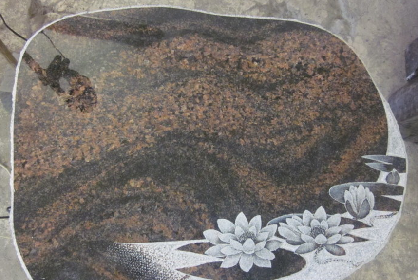 памятник с кувшинками