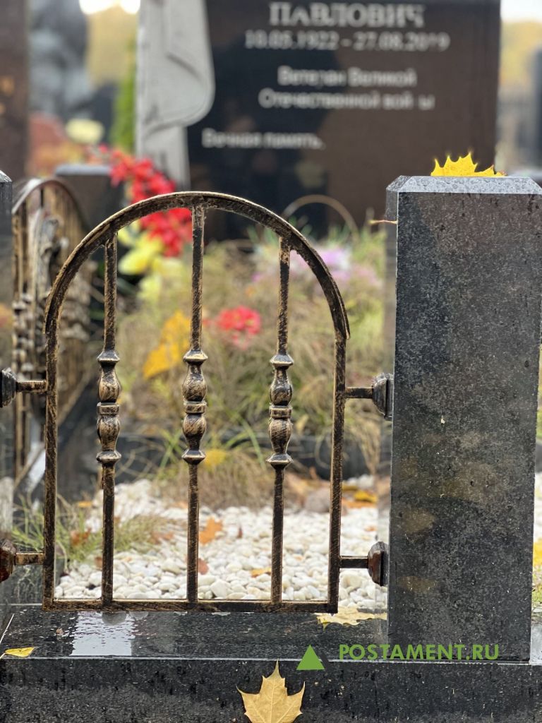 Деталь оградки из чугуна со столбом гранитным