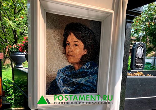 портрет на мозаике на памятнике